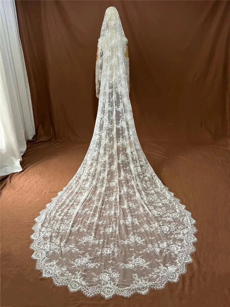 Renata | Mantilla Lace Veil - Image 3